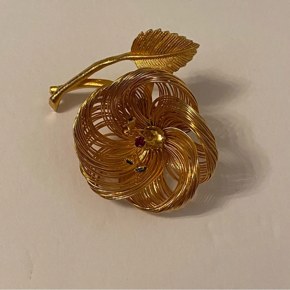 VINTAGE BROOCH GOLD TONE WIRE WRAPPED FLOWER COLORED RHINESTONE CENTER